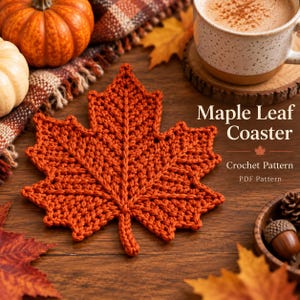 Może przedstawiać: Szydełkowana podstawka pod kubek w kształcie liścia klonu w kolorze palonej pomarańczy o teksturowanej powierzchni. Tekst na obrazku brzmi Maple Leaf Coaster Crochet Pattern PDF Pattern, z małą ikoną liścia.