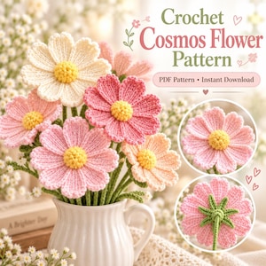 Può includere: Un modello all'uncinetto per fiori cosmos in PDF con un bouquet di fiori in filato fatti a mano color crema, rosa e pesca con centri gialli in un vaso bianco. Il testo recita Crochet Cosmos Flower Pattern, PDF Pattern e Instant Download.