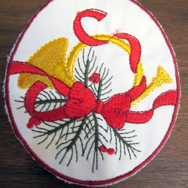 Maschine Stickerei Weihnachten gelb Französisch Red Ribbon grünen Blättern weißen Hintergrund Untersetzer Patch Abzeichen Ornament Hirschhorn