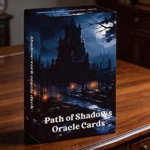 Może przedstawiać: Zestaw kart do wróżenia zatytułowany "Path of Shadows Oracle Cards". Pudełko przedstawia mroczną ilustrację zamku nocą. Tekst "Shadowwork oracle deck" znajduje się z boku.