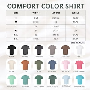 Pu&ograve; includere: Una tabella delle taglie per t-shirt Comfort Color che mostra le misure di larghezza, lunghezza e manica in pollici per le taglie dalla S alla 3XL. Sotto la tabella ci sono diciotto t-shirt a maniche corte in vari colori: nero, pepe, grafite, grigio, espresso, bianco, avorio, igname, muschio, blue jean, fiore, crunchberry, barriera corallina, schiuma di mare, verde chiaro, abete blu, chambray e blu laguna.