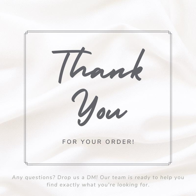 Pu&ograve; includere: Un grafico quadrato con un sottile bordo a doppia linea su uno sfondo di tessuto bianco. Il testo recita Thank You FOR YOUR ORDER! in grigio scuro, seguito dal testo pi&ugrave; piccolo Any questions? Drop us a DM! Our team is ready to help you.