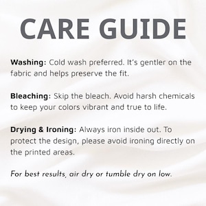 Pu&ograve; includere: Una guida alla cura su sfondo bianco con testo grigio scuro. Il testo recita: CARE GUIDE. Washing: Cold wash preferred. Bleaching: Skip the bleach. Drying & Ironing: Always iron inside out. Avoid ironing directly on printed areas.