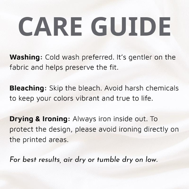 Pu&ograve; includere: Una guida alla cura su sfondo bianco con testo grigio scuro. Il testo recita: CARE GUIDE. Washing: Cold wash preferred. Bleaching: Skip the bleach. Drying & Ironing: Always iron inside out. Avoid ironing directly on printed areas.