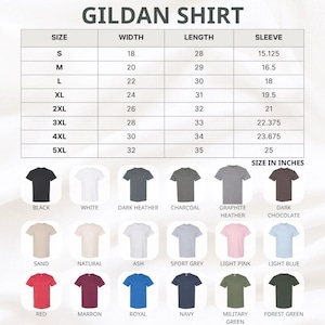 Pu&ograve; includere: Una tabella delle taglie per t-shirt Gildan con misure di larghezza, lunghezza e manica in pollici per le taglie dalla S alla 5XL. Sotto la tabella ci sono diciotto t-shirt in vari colori, tra cui nero, bianco, grigio e verde bosco.
