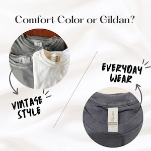 Pu&ograve; includere: Un grafico comparativo con magliette dotate di etichette Comfort Colors e Gildan. Il testo recita Comfort Color or Gildan?, Vintage Style ed Everyday Wear. L'immagine mostra magliette grigie e bianche con etichette e scollature visibili.