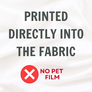 Pu&ograve; includere: Uno sfondo in tessuto bianco con testo grigio scuro che recita PRINTED DIRECTLY INTO THE FABRIC. Sotto, un cerchio rosso contenente una X bianca &egrave; posizionato accanto a un testo rosso che recita NO PET FILM, indicando il metodo di stampa.