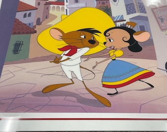 Può includere: Stampa incorniciata di cartoni animati con Speedy Gonzales e un topo femmina in un ambiente cittadino messicano. Speedy indossa un sombrero giallo, un completo bianco e una sciarpa rossa. Il topo femmina indossa un vestito blu con dettagli gialli. La stampa è incorniciata in nero.