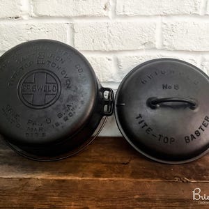 以下が含まれることがあります： 2つの黒い鋳鉄製のグリズウォルド・タイトトップ・ダッチオーブン。1つはワイヤーハンドル付きの完全な鍋で、もう1つはハンドル付きの蓋です。鍋のテキストは「Griswold Erie, PA, U.S.A.」と「Tite-Top Dutch Oven」と書かれています。
