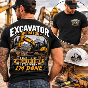 Peut inclure: Un t-shirt noir avec un grand motif au dos représentant une pelleteuse jaune, des montagnes et le texte EXCAVATOR OPERATOR I DON'T STOP WHEN I'M TIRED I STOP WHEN I'M DONE. La poitrine affiche un motif de pelleteuse plus petit assorti.
