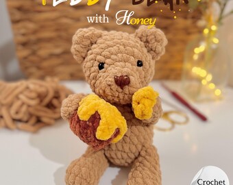 Op de afbeelding: Een gehaakte teddybeer in bruine tinten, met een gele en bruine honingpot. De beer heeft een getextureerd uiterlijk, met een bruine neus en zwarte ogen. De tekst "TEDDY BEAR with Honey" wordt bovenaan de afbeelding weergegeven, samen met een kleine bijenillustratie.