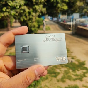 Aangepaste metalen kaart in JP Morgan-stijl, roestvrijstalen omslag, gepersonaliseerde naam, nummer en ontwerp gegraveerd