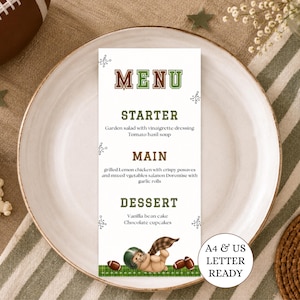 Könnte beinhalten: Eine weiße, rechteckige Menükarte mit dem Wort MENU in grünen und braunen Buchstaben. Der Text listet die Abschnitte STARTER, MAIN und DESSERT mit Speisen auf. Unten ist eine kleine Illustration eines Footballspielers. Text: A4 & US LETTER READY.