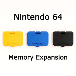 以下が含まれることがあります： 黄色、青色、黒色の長方形のNintendo 64メモリー拡張パック用カバー3点。各カバーの上部には小さなヒンジ、下部には中央タブがあり、表面には「MEMORY EXPANSION」という文字が浮き彫りにされています。
