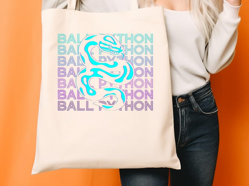 K&ouml;nnte beinhalten: Cremefarbene Tragetasche mit einer t&uuml;rkisfarbenen und wei&szlig;en Schlange. Die Worte "BALL PYTHON" sind vertikal in einem T&uuml;rkis- und Lila-Farbverlauf gestapelt. Ein Reptilien-Themen-Design.
