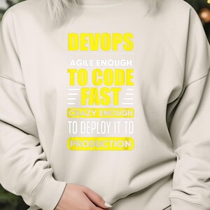 以下が含まれることがあります： グラデーションサイズで入れ子になった3つのセラミックボウルのセット。ボウルは、クリーム、ライトブラウン、ダークブラウンの色合いで、まだらのマット仕上げが特徴です。最大のボウルは直径約20cmです。