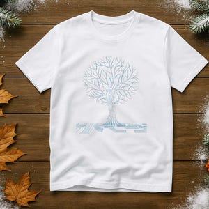 K&ouml;nnte beinhalten: Wei&szlig;es T-Shirt mit einem hellblauen Baumdesign und dem Wort "ZKS" am Fu&szlig;. Die Baumgrafik hat das Aussehen einer Leiterplatte. Das Shirt wird auf einer Holzoberfl&auml;che mit Herbstbl&auml;ttern und Tannenzweigen pr&auml;sentiert.