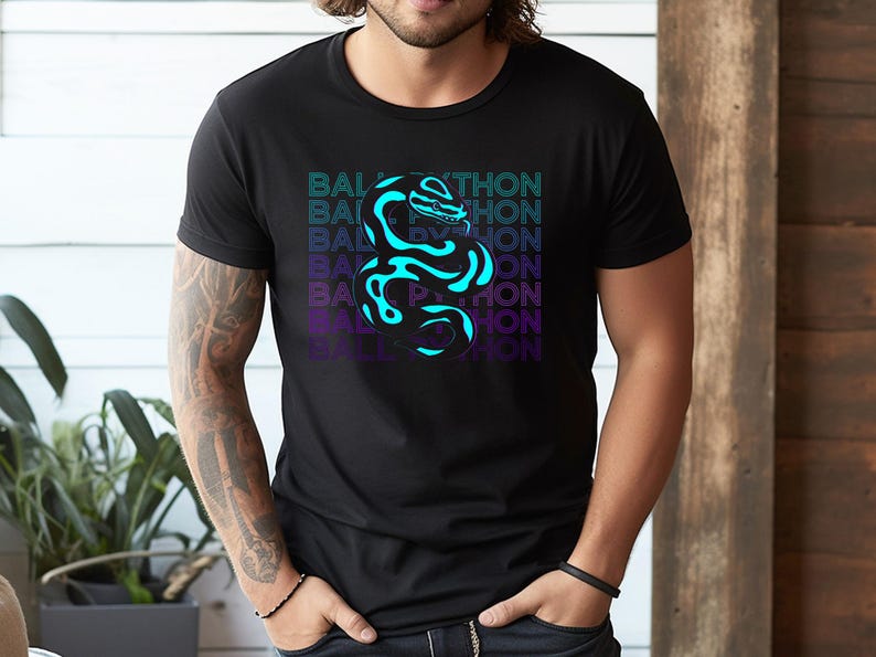 K&ouml;nnte beinhalten: Schwarzes T-Shirt mit einer t&uuml;rkisfarbenen und lila Schlange und den W&ouml;rtern "BALL PYTHON" vertikal gestapelt. Das Design hat einen Neon-Glow-Effekt. Das T-Shirt hat einen Rundhalsausschnitt und kurze &Auml;rmel.