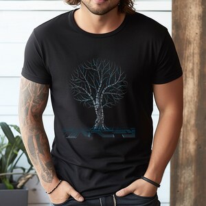 K&ouml;nnte beinhalten: Schwarzes T-Shirt mit einem stilisierten Baumdesign. Der Baum besteht aus hellblauem Text, mit dem Wort "TREE" an der Basis. Das Design ist auf dem T-Shirt zentriert und erzeugt einen modernen und k&uuml;nstlerischen Look. Das Shirt besteht aus einem weichen Material.