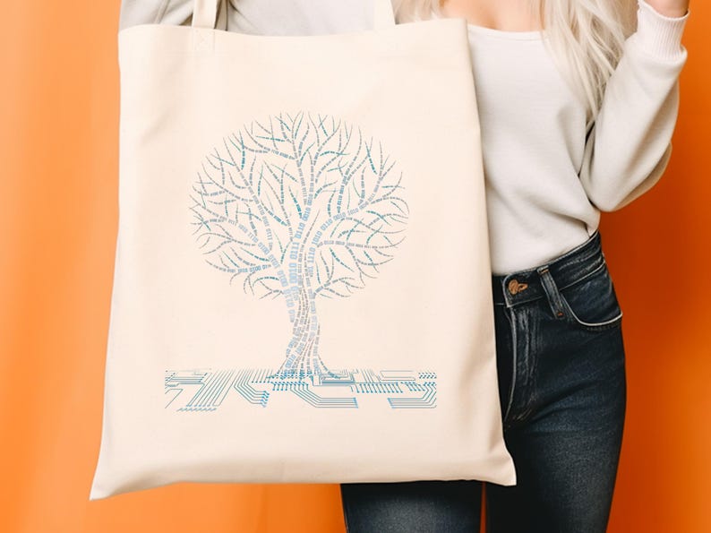 K&ouml;nnte beinhalten: Cremefarbene Tragetasche mit einem stilisierten Baumdesign aus hellblauem Text. Der Baum hat ein Leiterplattenmuster am Boden. Die Tasche wird vor einem orangefarbenen Hintergrund gehalten.