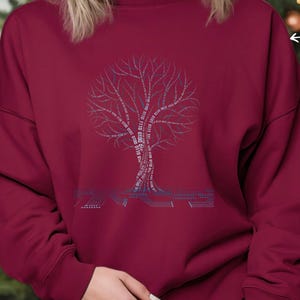 K&ouml;nnte beinhalten: Burgunderfarbenes Sweatshirt mit einem Baumdesign aus Bin&auml;rcode und dem Wort "CODE". Die &Auml;ste des Baumes werden durch die Bin&auml;rziffern 0 und 1 gebildet. Das Sweatshirt ist ein lang&auml;rmeliger Rundhalsausschnitt.