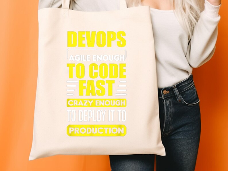 以下が含まれることがあります： 黒いハンドルが付いた白いセラミックマグカップ。太字の黒いフォントで「But First, Coffee」の文字が書かれています。マグカップはぼやけた背景に置かれており、居心地の良い環境を連想させます。