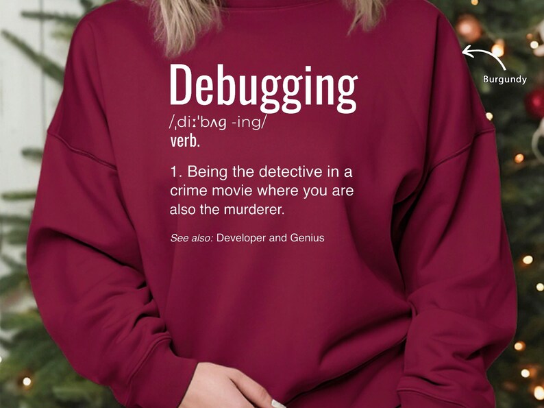 Może przedstawiać: Bordowa bluza z białym napisem "Debugging" i definicją. Definicja brzmi: "Bycie detektywem w filmie kryminalnym, w kt&oacute;rym jesteś r&oacute;wnież mordercą."