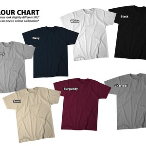 K&ouml;nnte beinhalten: Eine Farbkarte mit T-Shirts in verschiedenen Farben: Heather Grey, Navy, Wei&szlig;, Schwarz, Burgunderrot, Anthrazit und Sand. Der Text 'FARBKARTE' steht oben, mit einem Hinweis auf Farbabweichungen.