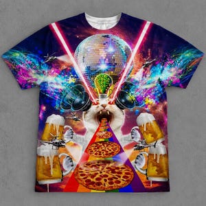 Può includere: Una t-shirt a maniche corte con una vivace stampa grafica surreale. Il design mostra un gatto con un cervello luminoso, una palla da discoteca, altoparlanti, elicotteri e boccali di birra attorno a un raggio arcobaleno con pizze al salame.