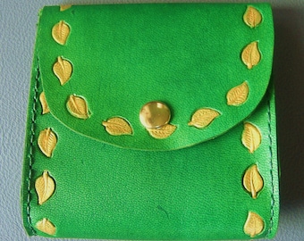 Porte-monnaie en cuir vert avec bordures de feuilles aux tons d’or