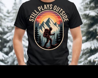 Todavía juega afuera PNG / Diseño de senderismo al aire libre / Aventura natural vintage PNG / Gráfico de camping en la montaña