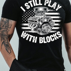 Jag leker fortfarande med block PNG – T-shirtdesign med vintagemotormekaniker (digital nedladdning)