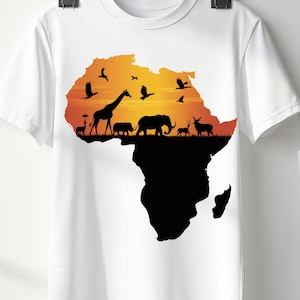 Puede incluir: Camiseta blanca con una silueta negra del continente africano. El diseño presenta un fondo de puesta de sol y siluetas negras de animales africanos, como jirafas, elefantes y aves.