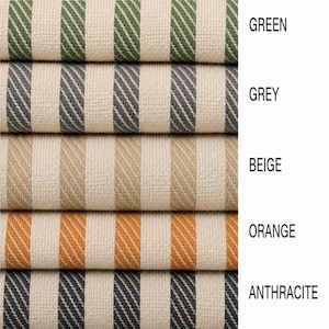 Puede incluir: Cinco muestras de tela horizontales con una textura tejida y rayas verticales en verde, gris, beige, naranja y antracita. Cada muestra est&aacute; etiquetada a la derecha con su nombre de color correspondiente en texto negro: GREEN, GREY, BEIGE, ORANGE, ANTHRACITE.