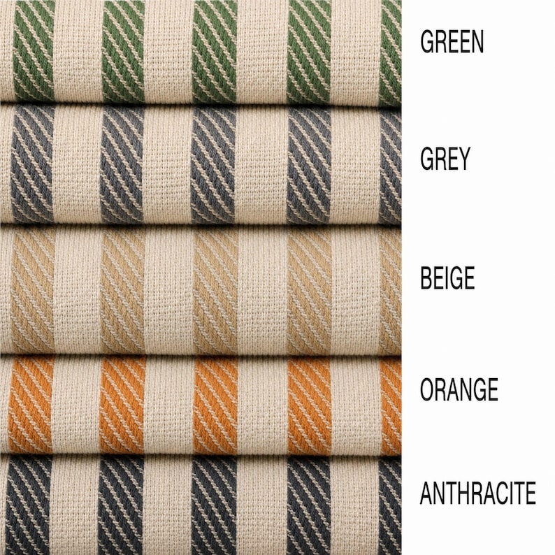 Puede incluir: Cinco muestras de tela horizontales con una textura tejida y rayas verticales en verde, gris, beige, naranja y antracita. Cada muestra est&aacute; etiquetada a la derecha con su nombre de color correspondiente en texto negro: GREEN, GREY, BEIGE, ORANGE, ANTHRACITE.