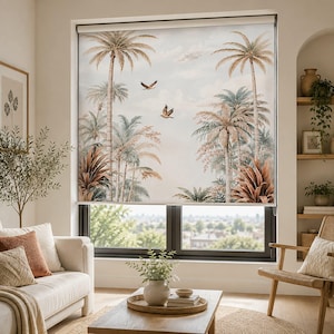 Puede incluir: Un estor enrollable con una escena tropical impresa que muestra palmeras altas en tonos beige, verde y marrón sobre un cielo pálido. Dos aves aparecen volando entre el follaje, creando un diseño de paisaje detallado para una ventana.