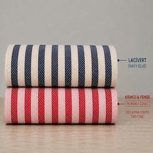 Puede incluir: Dos muestras de tela rectangulares apiladas con textura tejida. La muestra superior presenta rayas verticales azul marino y crema. La muestra inferior presenta rayas verticales rojas y rosas con etiquetas de texto que indican los colores.