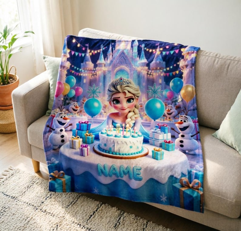 K&ouml;nnte beinhalten: Eine weiche Wohndecke mit einer farbenfrohen Illustration einer blonden Figur mit Krone, Schneem&auml;nnern und einer Geburtstagstorte auf einem Tisch. Das Motiv zeigt blaue, gelbe und rosa Luftballons, Geschenke und ein Schloss mit dem Wort NAME.
