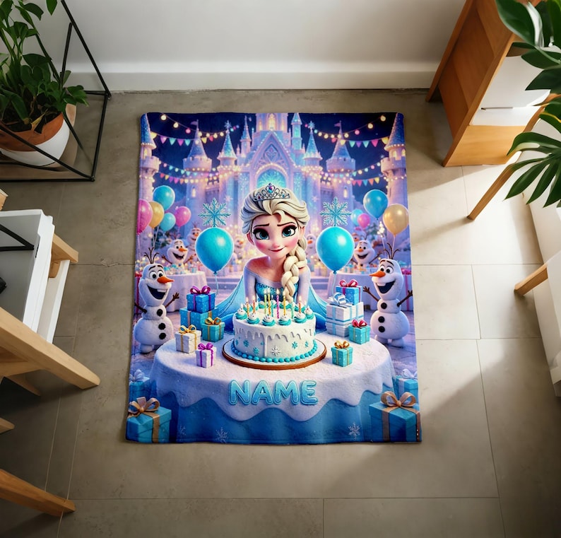 K&ouml;nnte beinhalten: Eine rechteckige Fleecedecke mit einem aufgedruckten Motiv einer blonden Figur mit Zopf, zwei Schneem&auml;nnern und einer Geburtstagstorte auf einem Tisch. Im Hintergrund ist ein Schloss mit bunten Luftballons zu sehen. Das Wort NAME steht auf dem Tisch.
