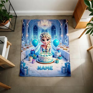 K&ouml;nnte beinhalten: Eine rechteckige Wohndecke mit einer Zeichentrickfigur mit blondem Haar und Tiara, die hinter einer Geburtstagstorte mit brennenden Kerzen steht. Die Szene zeigt einen blauen Eispalast mit Geschenkboxen und dem Wort NAME in blauen Buchstaben.