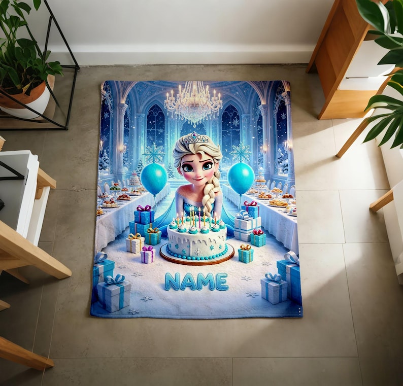 K&ouml;nnte beinhalten: Eine rechteckige Wohndecke mit einer Zeichentrickfigur mit blondem Haar und Tiara, die hinter einer Geburtstagstorte mit brennenden Kerzen steht. Die Szene zeigt einen blauen Eispalast mit Geschenkboxen und dem Wort NAME in blauen Buchstaben.