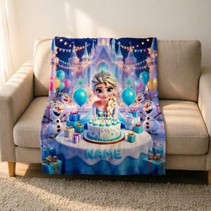 K&ouml;nnte beinhalten: Eine rechteckige Fleecedecke mit einem aufgedruckten Motiv einer blonden Figur mit Tiara hinter einer Geburtstagstorte auf einem Tisch. Das Design zeigt zwei Schneem&auml;nner, blaue und rosa Luftballons, Geschenkboxen und ein Schloss mit dem Wort NAME.