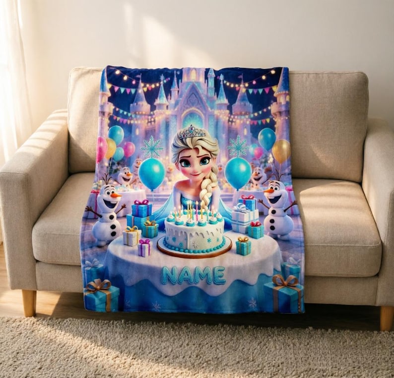K&ouml;nnte beinhalten: Eine rechteckige Fleecedecke mit einem aufgedruckten Motiv einer blonden Figur mit Tiara hinter einer Geburtstagstorte auf einem Tisch. Das Design zeigt zwei Schneem&auml;nner, blaue und rosa Luftballons, Geschenkboxen und ein Schloss mit dem Wort NAME.