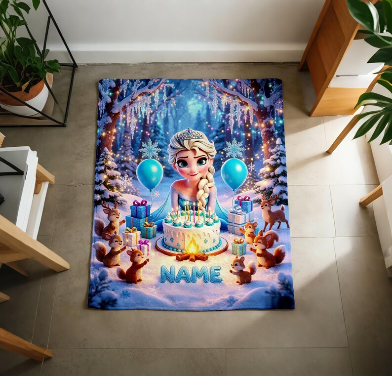 K&ouml;nnte beinhalten: Eine rechteckige Fleecedecke mit einem Zeichentrickcharakter mit blondem Zopf, einer Geburtstagstorte mit brennenden Kerzen, blauen Luftballons, Geschenken und Waldtieren in einer verschneiten Waldkulisse, wobei das Wort NAME in Blau gedruckt ist.