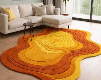 Modern retro gegolfd vloerkleed | Mosterdgeel en oranje abstract tapijt | Gezellige woonkamerdecor uit het midden van de eeuw