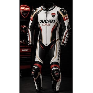 Peut inclure: Une combinaison de moto en cuir blanc, noir et rouge arborant le logo Ducati Corse sur la poitrine, les épaules et les genoux. La combinaison comprend une fermeture éclair frontale intégrale, des protections aux épaules et aux genoux.
