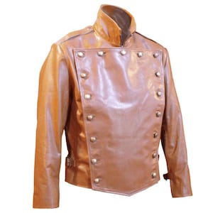 Puede incluir: Chaqueta de cuero marrón con cuello alto y múltiples botones dorados. La chaqueta tiene un diseño de inspiración militar con un frente cruzado y una silueta entallada. Las mangas son largas y la chaqueta parece estar hecha de cuero de alta calidad.