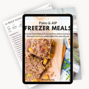 Puede incluir: Una tableta digital muestra "Paleo & AIP Freezer Meals" con una foto de pastel de carne en rodajas. La imagen incluye una receta de estofado de ternera y una bolsa de verduras congeladas. El texto dice "21 comidas para llevar que puedes congelar sin cocinar".