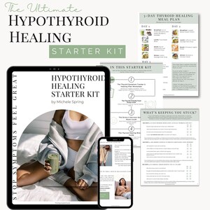 Op de afbeelding: Een digitale starterkit voor de genezing van hypothyreoïdie, met een tablet en smartphone die de inhoud van het programma weergeven. De kit bevat een 3-daags maaltijdplan en gidsen om symptomen en stress te beheersen. De tekst luidt "Stop Symptoms Feel Great."