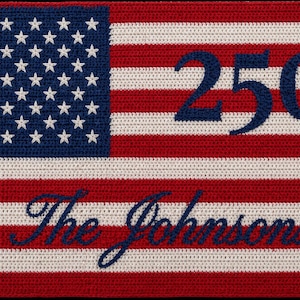 Peut inclure: Un drapeau américain crocheté en rouge, blanc et bleu. Le coin supérieur gauche présente un champ bleu avec des étoiles blanches. Le drapeau comprend le chiffre "250" et le nom "The Johnsons" en écriture cursive.